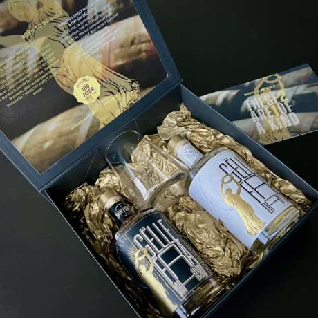 Gëlle Fra Box Gin, Whisky, glass